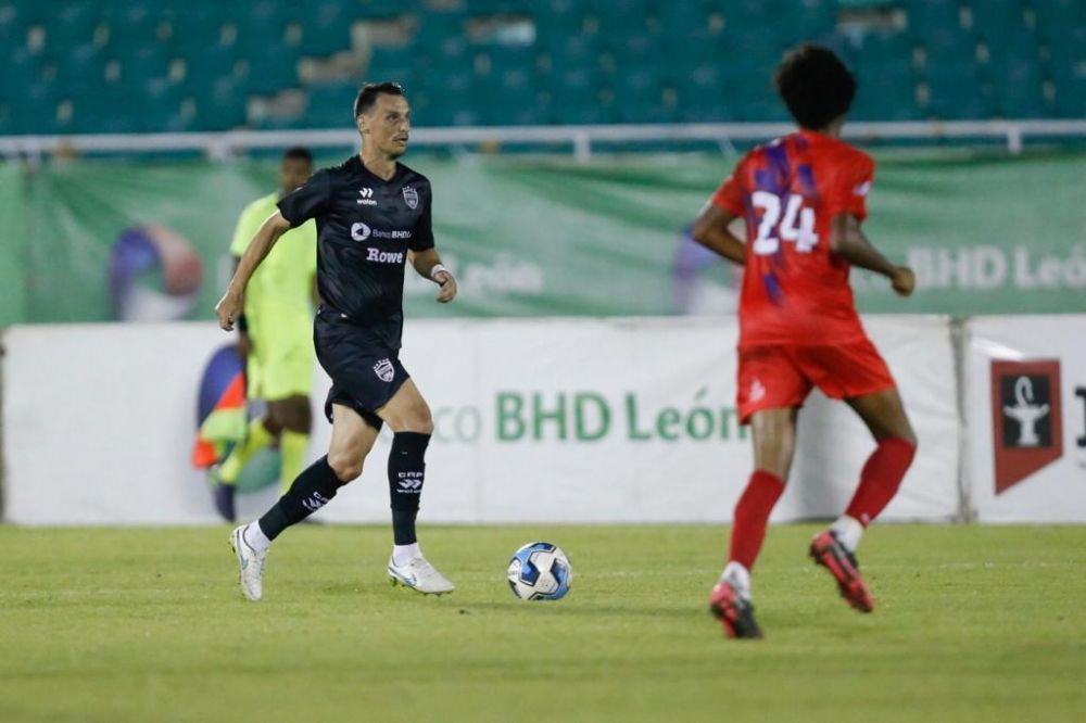 Viața de film a „globe-trotterului” român care a fost antrenat de Hagi și acum joacă în Republica Dominicană _1