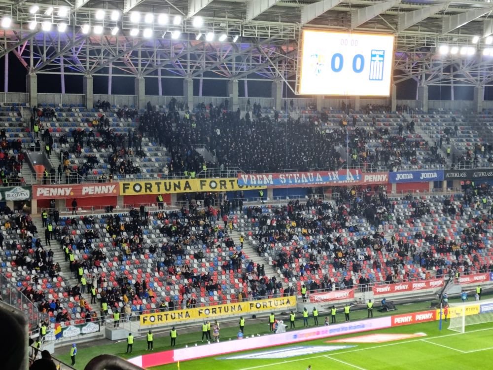 Fanii celor de la CSA Steaua au avut războiul lor. Pe cine au &icirc;njurat și bannerul afișat la Rom&acirc;nia - Grecia&nbsp;