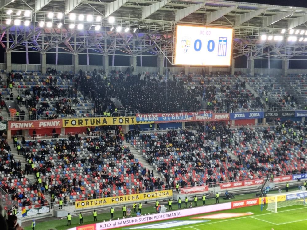 Fanii celor de la CSA Steaua au avut războiul lor. Pe cine au înjurat și bannerul afișat la România - Grecia _2