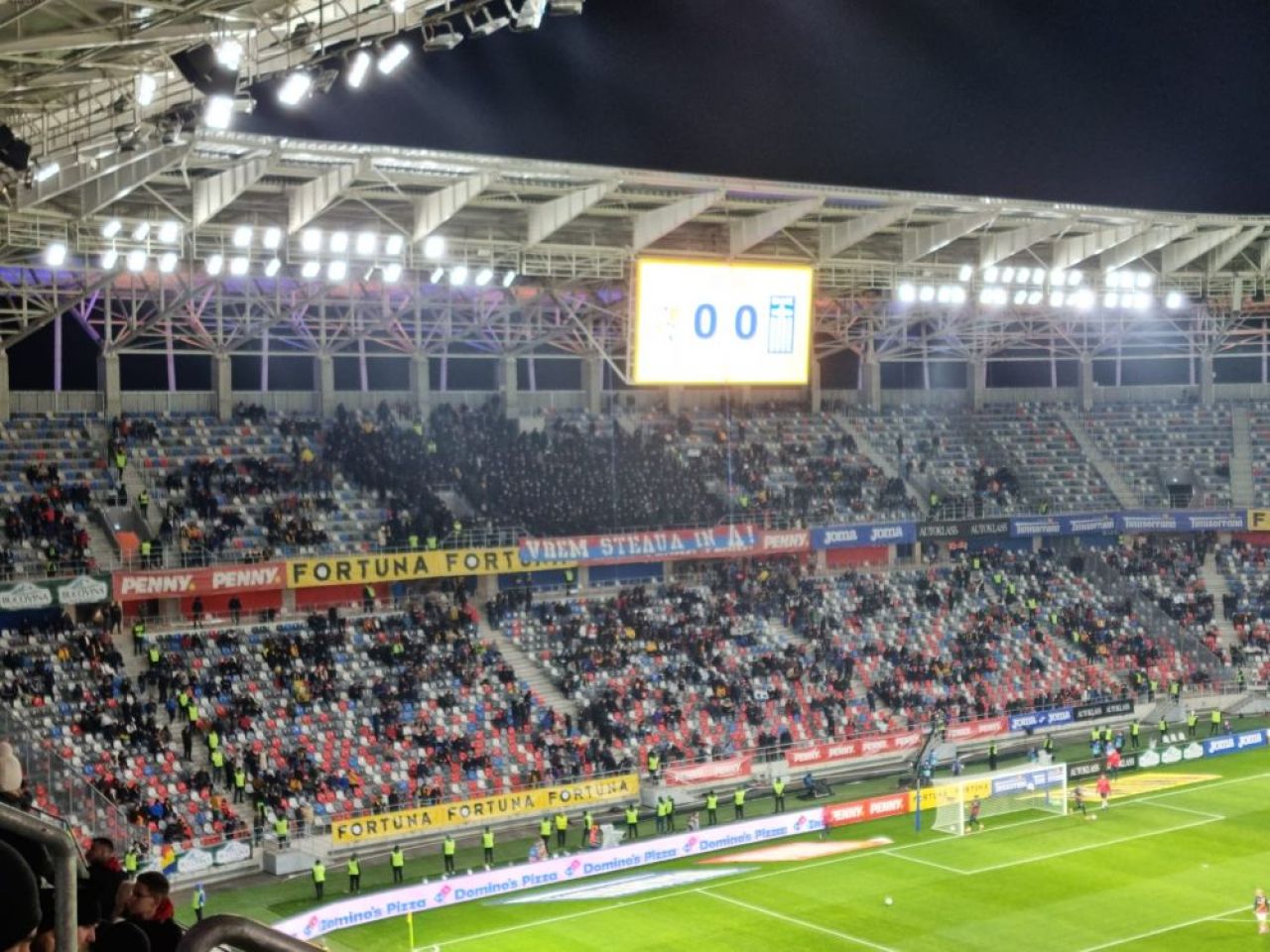 Fanii celor de la CSA Steaua au avut războiul lor. Pe cine au înjurat și bannerul afișat la România - Grecia _3