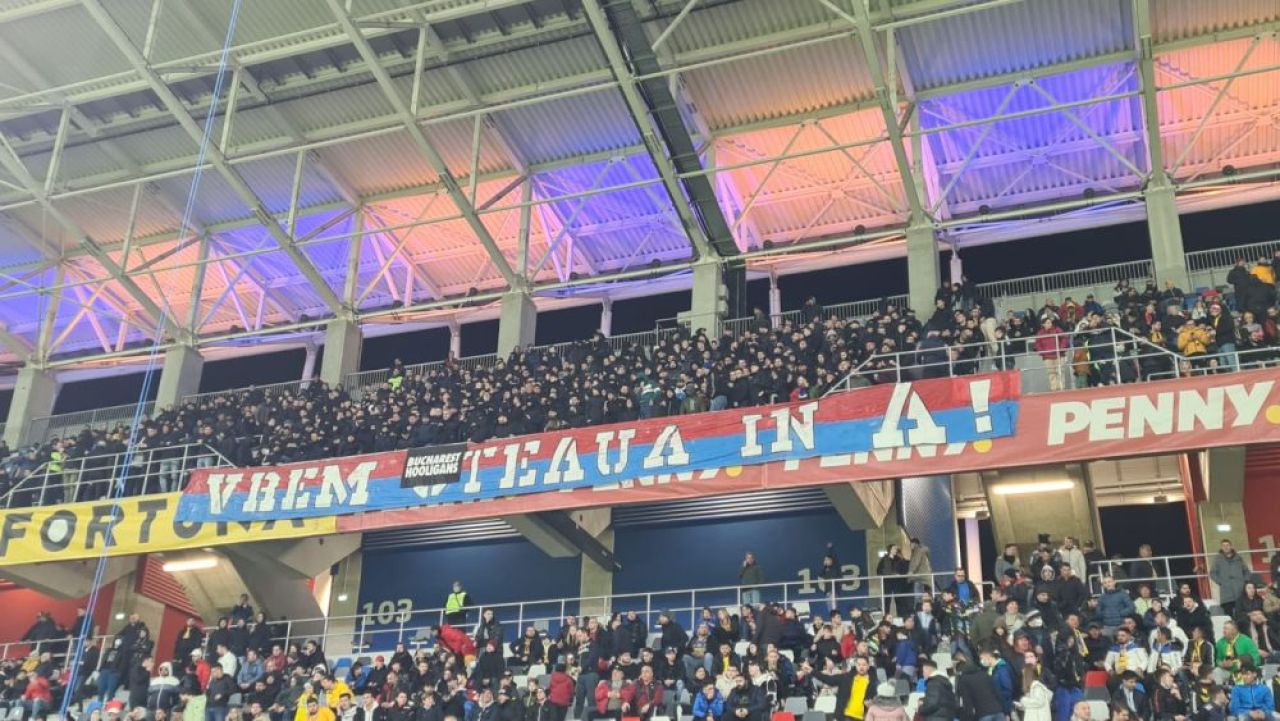Fanii celor de la CSA Steaua au avut războiul lor. Pe cine au înjurat și bannerul afișat la România - Grecia _4