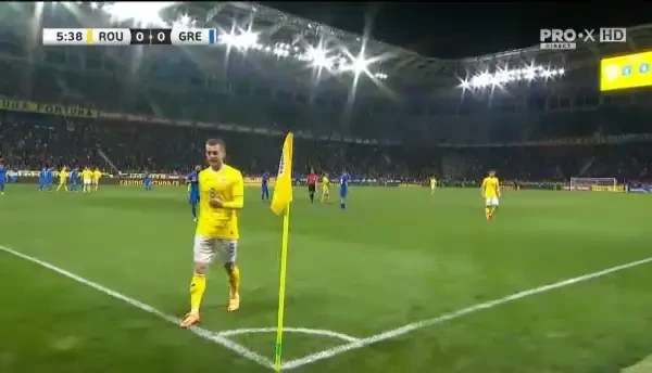 OCAZIE ROM&Acirc;NIA! Cic&acirc;ldău centrează din corner, Chiricheș reia cu capul, dar trimite puțin pe l&acirc;ngă poartă!