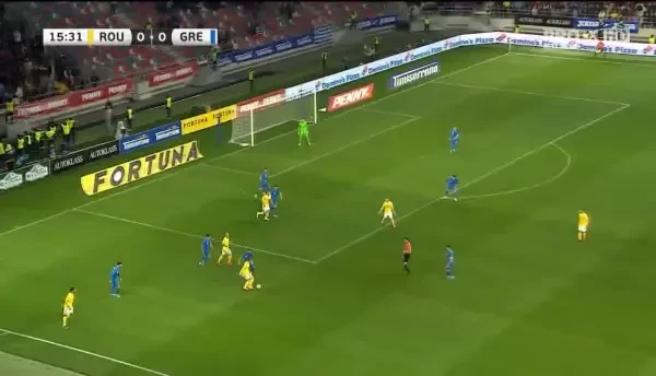OCAZIE ROMÂNIA! Mitriță primește în careu, trece de Mavropanos și șutează la colțul lung, trimițând balonul puțin pe lângă poartă