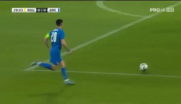 OCAZIE GRECIA! Acțiune periculoasă a oaspeților, Mantalos pătrunde în careu și îi trimite lui Pelkas în fața porții, jucătorul șutează direct, dar trimite pe lângă