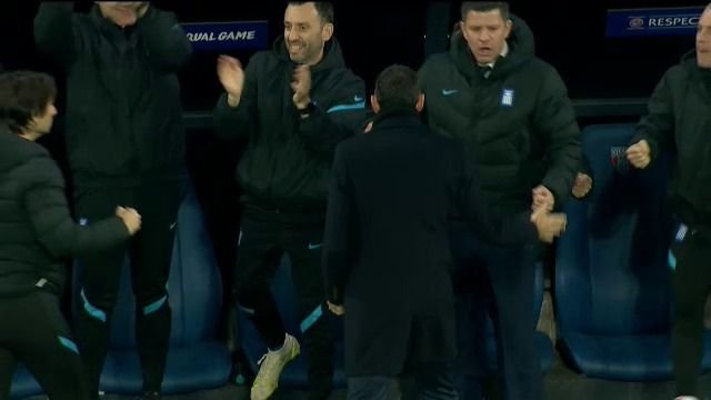 Momentul bizar din minutul 22 al meciului România - Grecia. Poyet a rămas mască_3