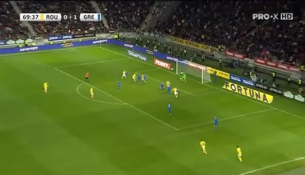 OCAZIE ROMÂNIA! Rus trimite cu capul din centrarea lui Răzvan Marin din lovitură liberă, dar balonul se duce în bară