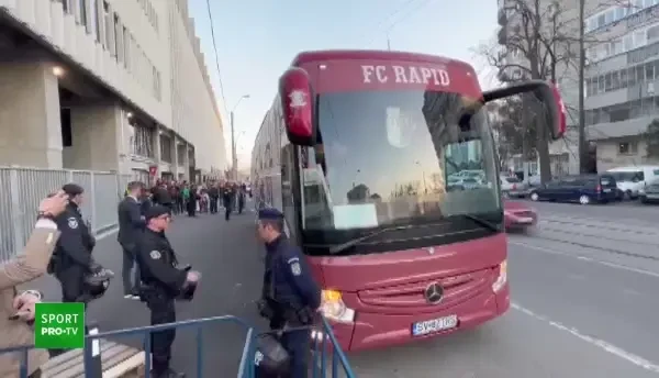 Autocarul Rapidului a ajuns la stadion.