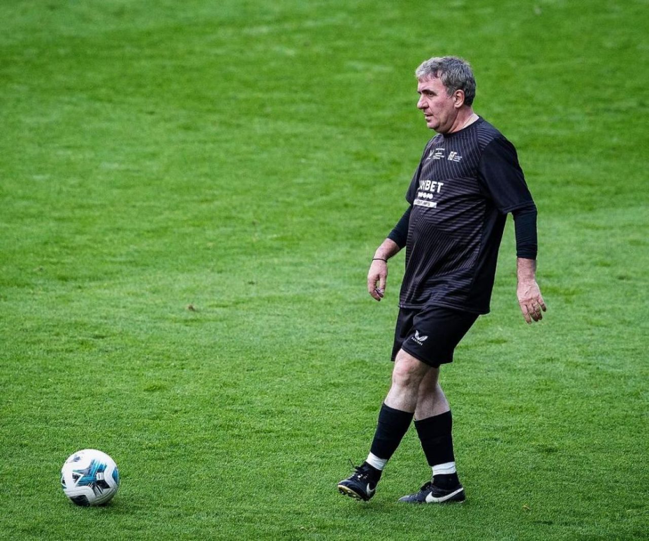 „Regele” s-a întors pe teren! Gică Hagi, coechipier cu Figo și Kaka într-un meci de senzație cu legendele lui Rangers _1