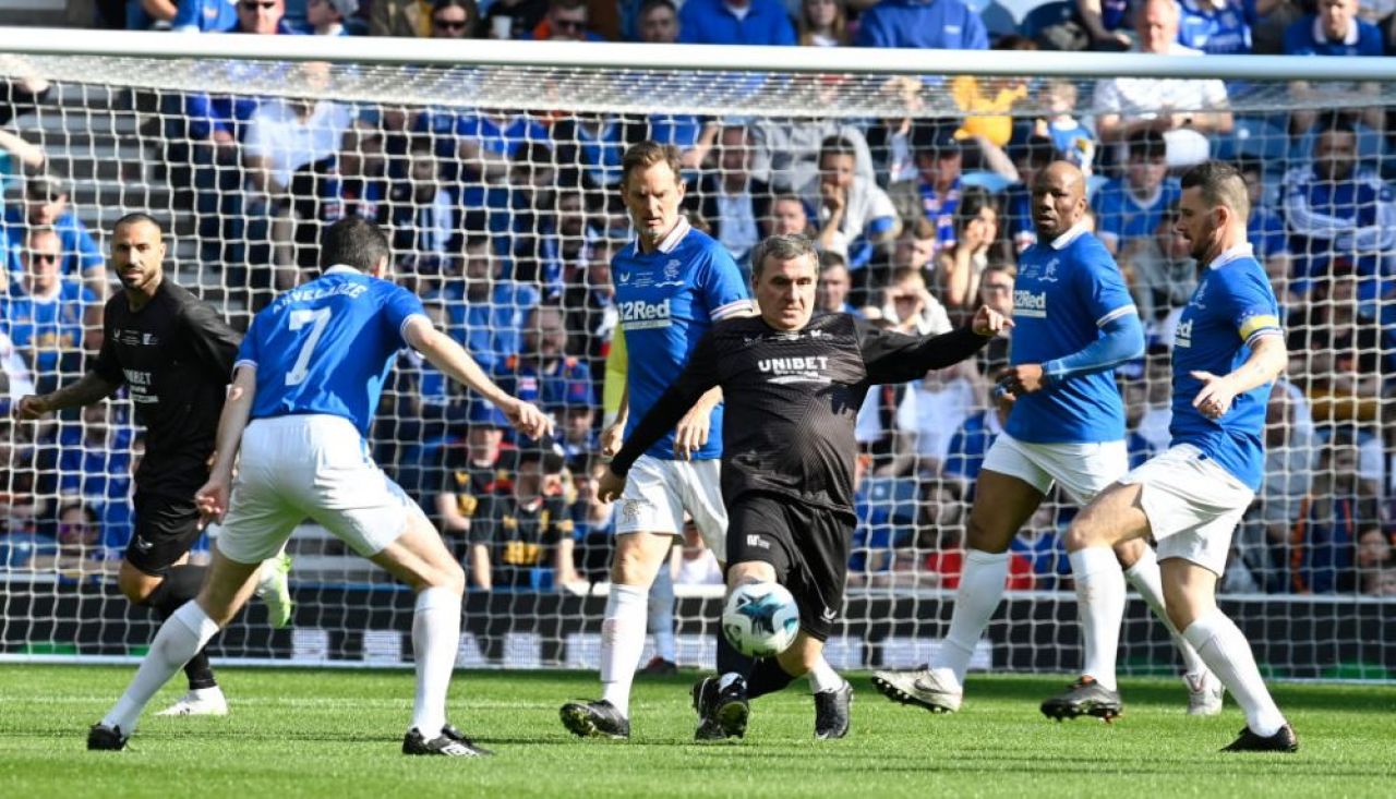 „Regele” s-a întors pe teren! Gică Hagi, coechipier cu Figo și Kaka într-un meci de senzație cu legendele lui Rangers _10