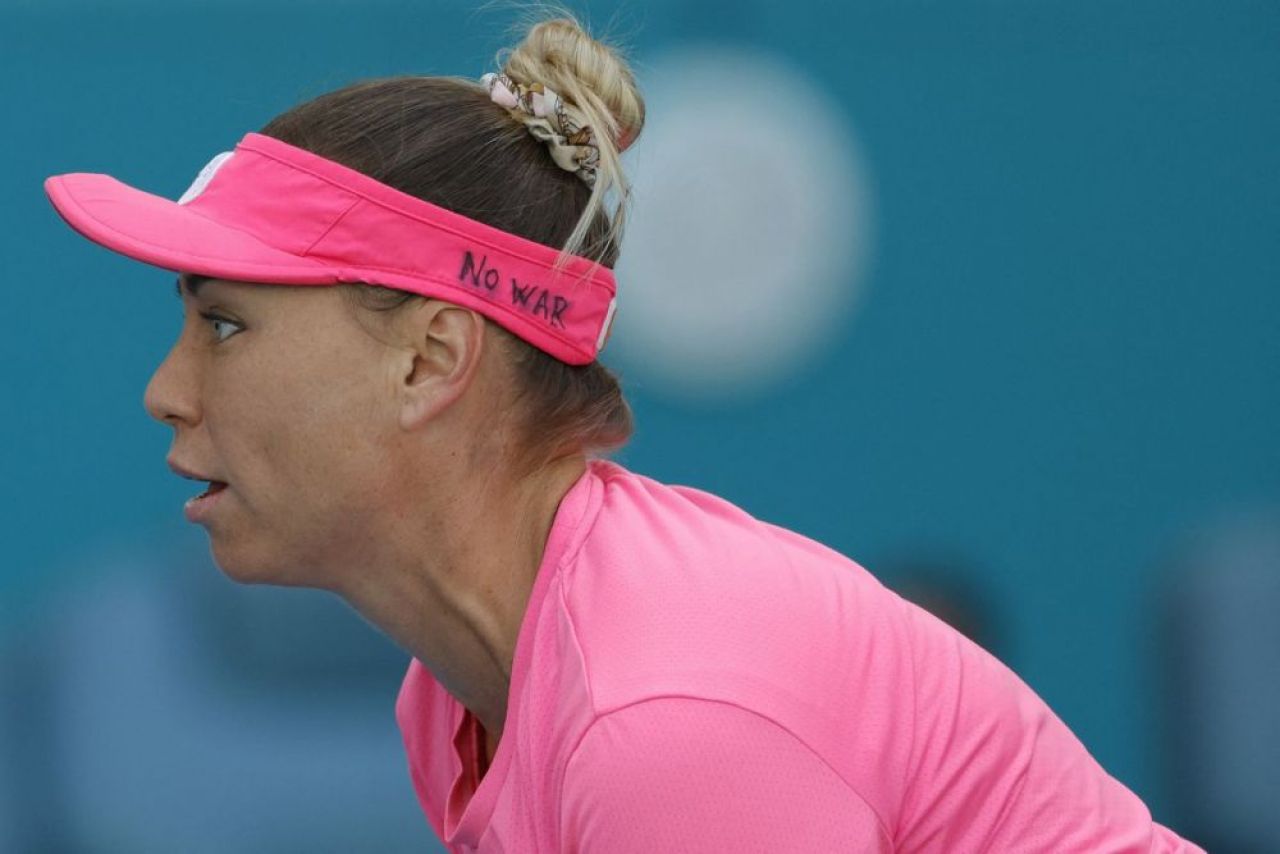Atitudine puternică! Rusoaica Vera Zvonareva a apărut la Miami cu un mesaj scris cu markerul pe echipament_3