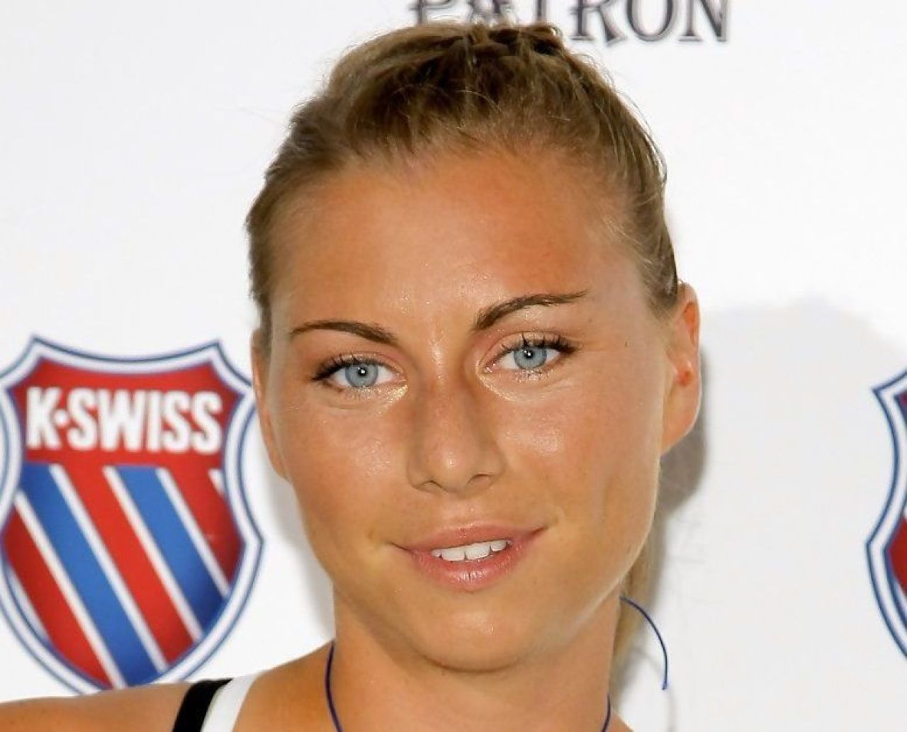 Atitudine puternică! Rusoaica Vera Zvonareva a apărut la Miami cu un mesaj scris cu markerul pe echipament_4