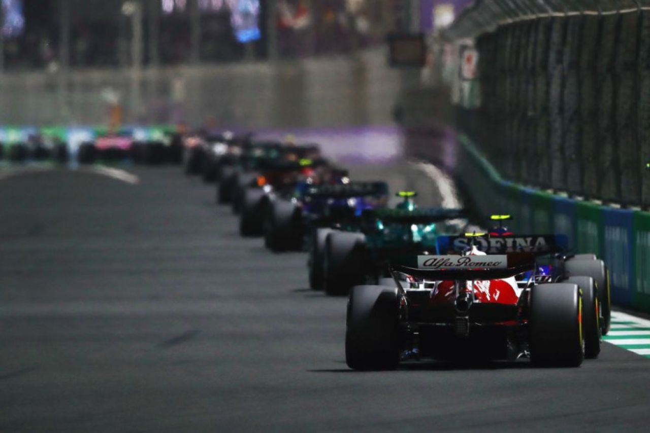 Verstappen, campion la Jeddah! Hamilton termină pe 10_3
