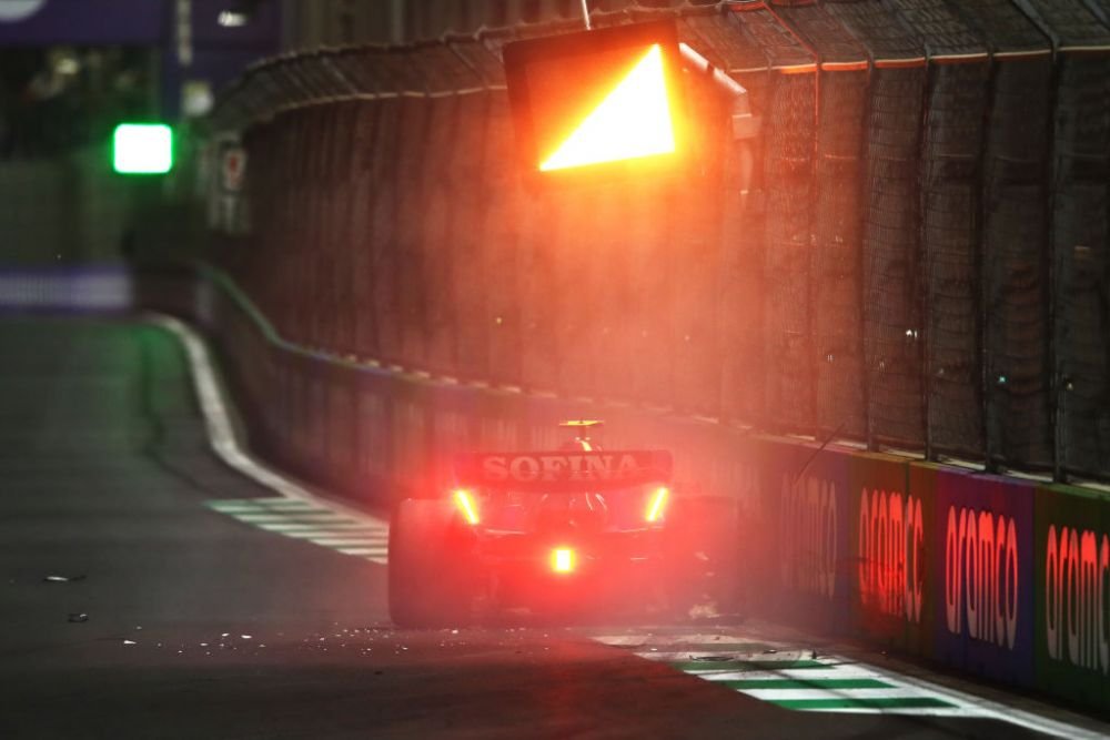 Verstappen, campion la Jeddah! Hamilton termină pe 10_6