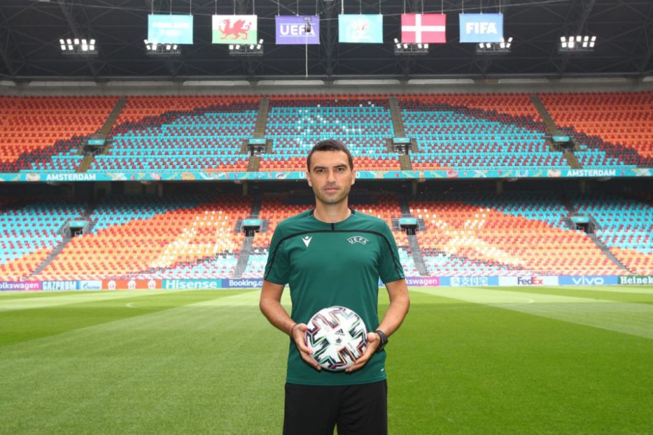 Atât de mare e Ovidiu Hațegan! Colecție impresionantă de imagini cu arbitrul român și starurile fotbalului mondial_7