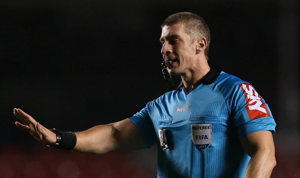 &rdquo;Dacă mi-ar da roșu, i-aș spune mulțumesc &rdquo;. Arbitrul &rdquo;bodybuilder&rdquo; care a băgat spaima &icirc;n fotbaliști