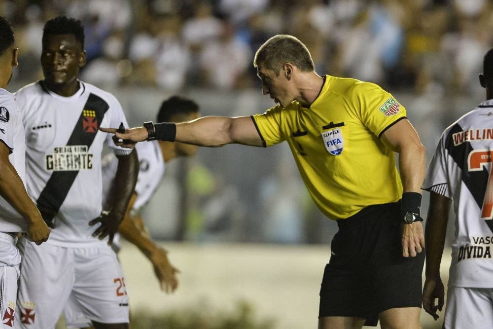 ”Dacă mi-ar da roșu, i-aș spune 'mulțumesc'”. Arbitrul ”bodybuilder” care a băgat spaima în fotbaliști_2
