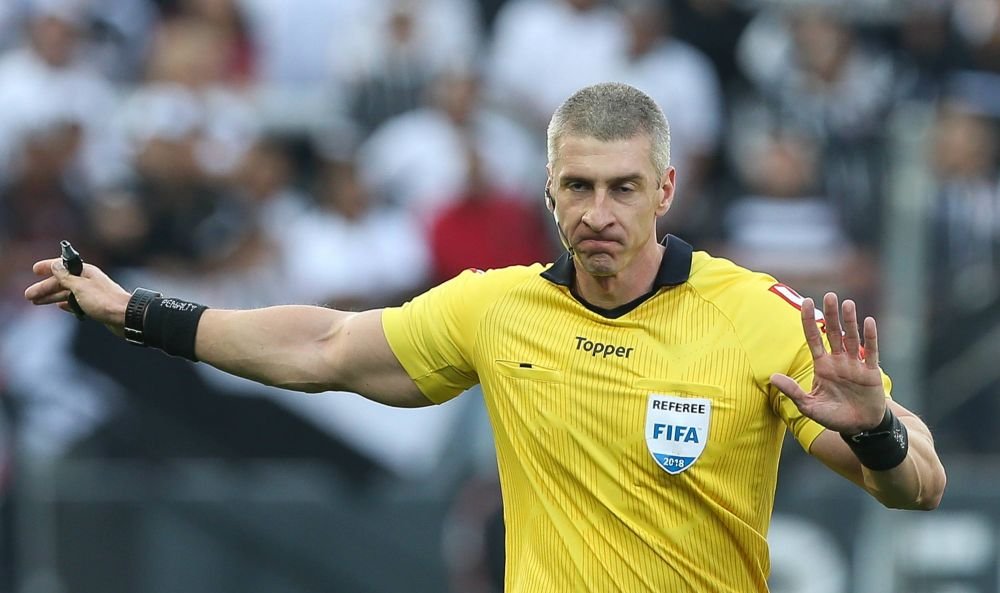 ”Dacă mi-ar da roșu, i-aș spune 'mulțumesc'”. Arbitrul ”bodybuilder” care a băgat spaima în fotbaliști_3