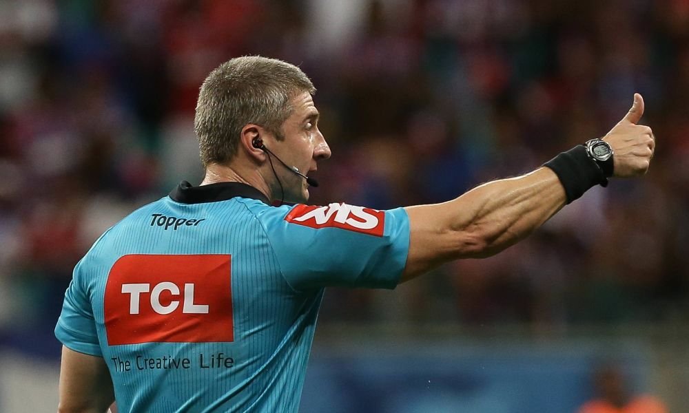 ”Dacă mi-ar da roșu, i-aș spune 'mulțumesc'”. Arbitrul ”bodybuilder” care a băgat spaima în fotbaliști_4