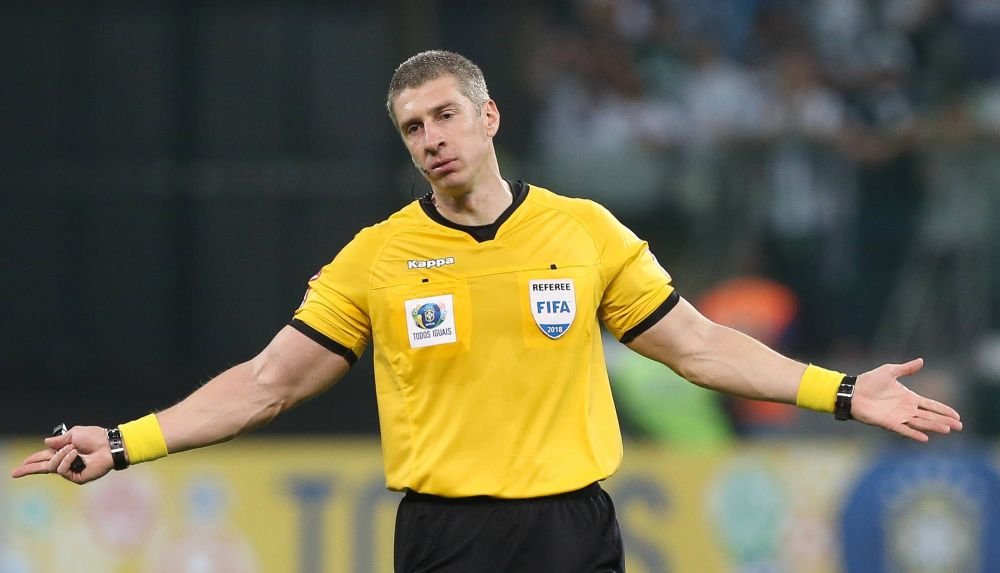 ”Dacă mi-ar da roșu, i-aș spune 'mulțumesc'”. Arbitrul ”bodybuilder” care a băgat spaima în fotbaliști_5