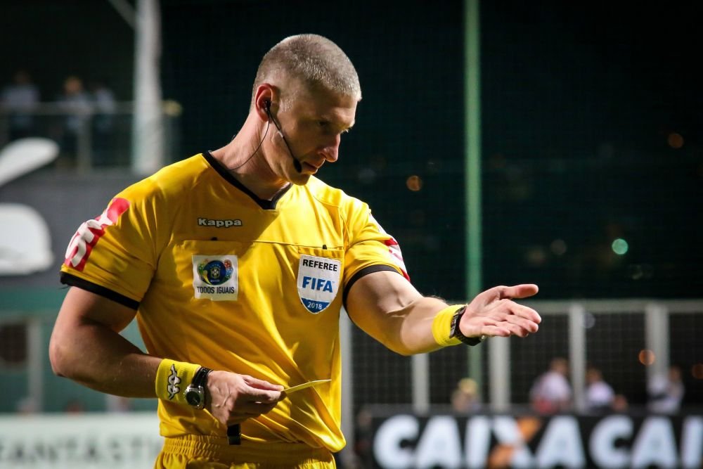 ”Dacă mi-ar da roșu, i-aș spune 'mulțumesc'”. Arbitrul ”bodybuilder” care a băgat spaima în fotbaliști_6