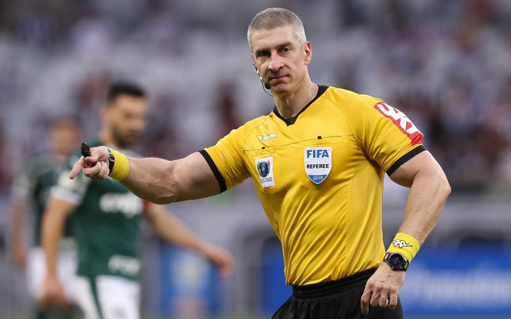 ”Dacă mi-ar da roșu, i-aș spune 'mulțumesc'”. Arbitrul ”bodybuilder” care a băgat spaima în fotbaliști_7