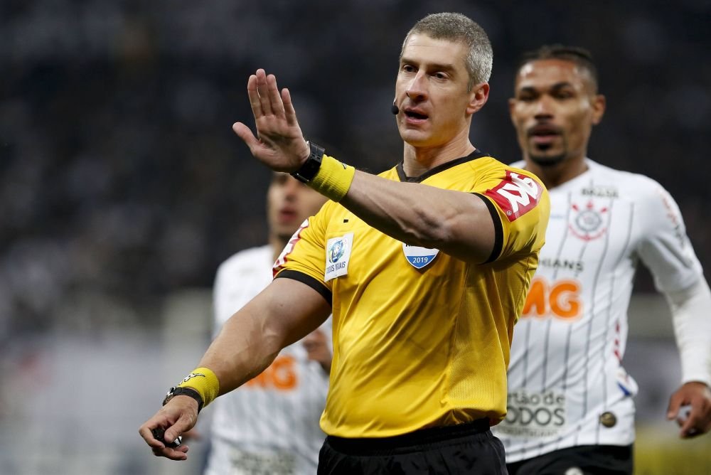 ”Dacă mi-ar da roșu, i-aș spune 'mulțumesc'”. Arbitrul ”bodybuilder” care a băgat spaima în fotbaliști_8