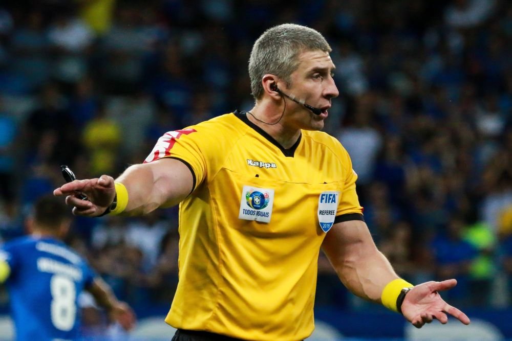 ”Dacă mi-ar da roșu, i-aș spune 'mulțumesc'”. Arbitrul ”bodybuilder” care a băgat spaima în fotbaliști_9