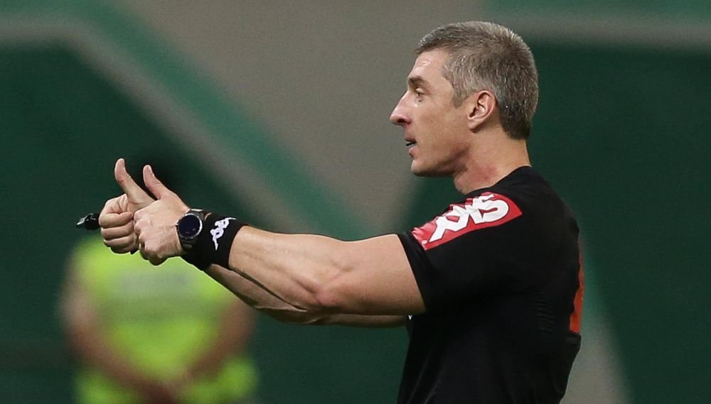 ”Dacă mi-ar da roșu, i-aș spune 'mulțumesc'”. Arbitrul ”bodybuilder” care a băgat spaima în fotbaliști_10