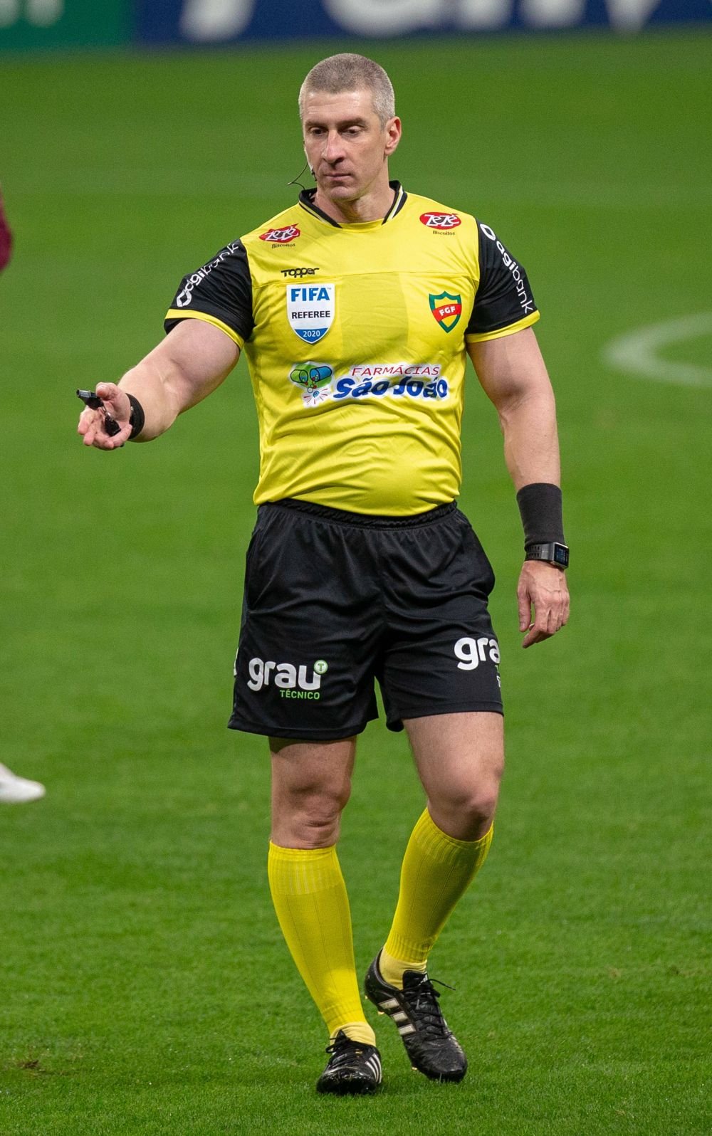 ”Dacă mi-ar da roșu, i-aș spune 'mulțumesc'”. Arbitrul ”bodybuilder” care a băgat spaima în fotbaliști_11