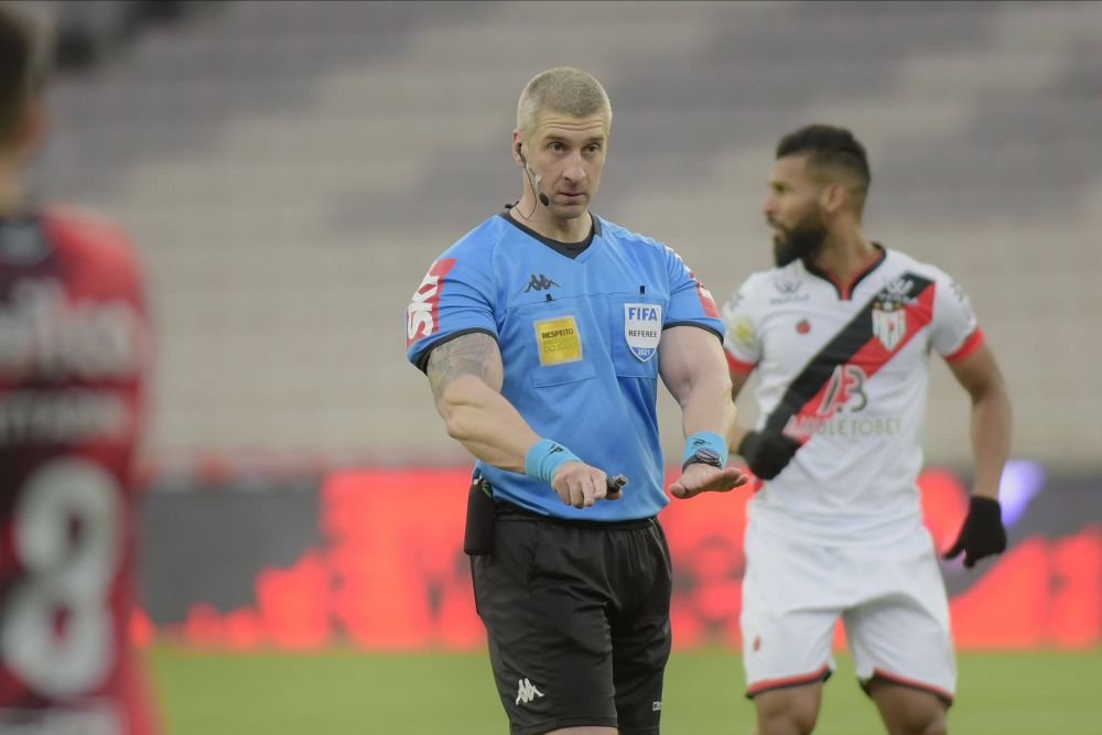 ”Dacă mi-ar da roșu, i-aș spune 'mulțumesc'”. Arbitrul ”bodybuilder” care a băgat spaima în fotbaliști_12
