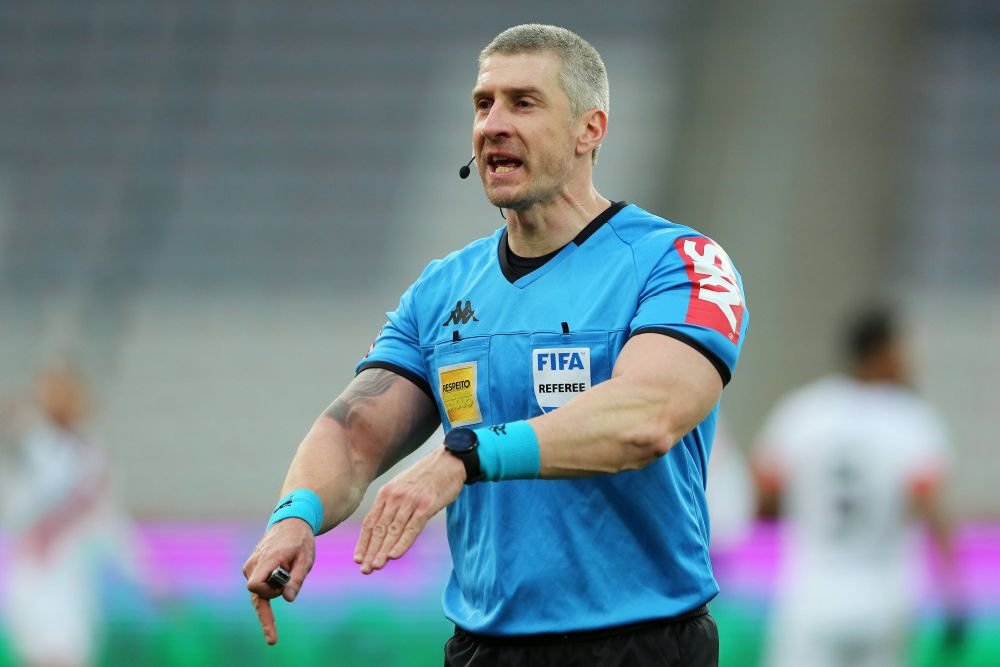 ”Dacă mi-ar da roșu, i-aș spune 'mulțumesc'”. Arbitrul ”bodybuilder” care a băgat spaima în fotbaliști_13