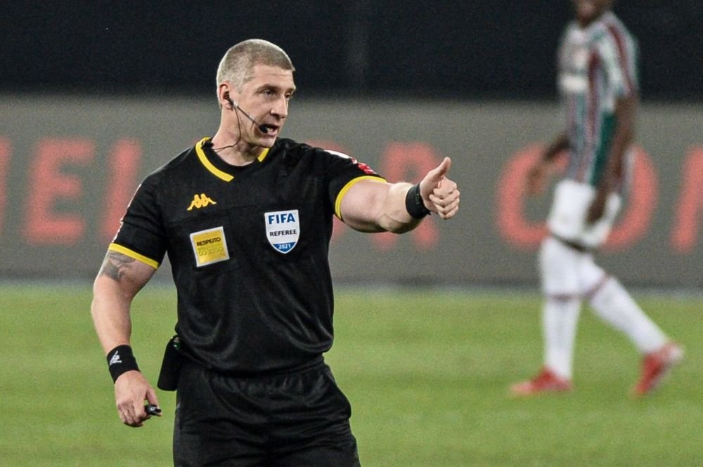 ”Dacă mi-ar da roșu, i-aș spune 'mulțumesc'”. Arbitrul ”bodybuilder” care a băgat spaima în fotbaliști_15