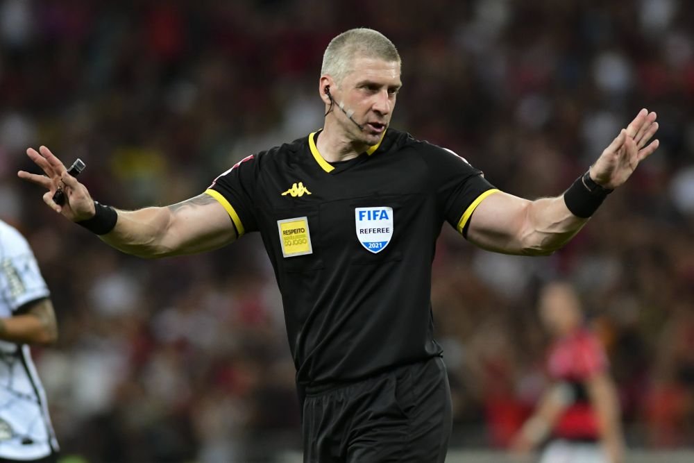 ”Dacă mi-ar da roșu, i-aș spune 'mulțumesc'”. Arbitrul ”bodybuilder” care a băgat spaima în fotbaliști_16