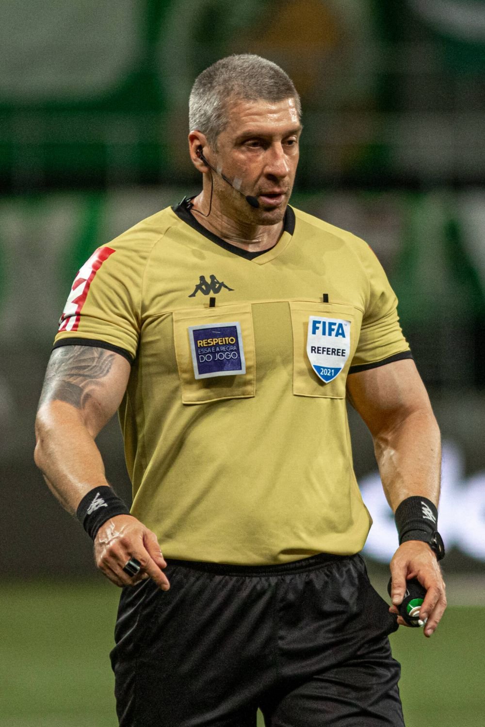”Dacă mi-ar da roșu, i-aș spune 'mulțumesc'”. Arbitrul ”bodybuilder” care a băgat spaima în fotbaliști_17