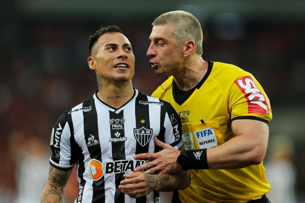 ”Dacă mi-ar da roșu, i-aș spune 'mulțumesc'”. Arbitrul ”bodybuilder” care a băgat spaima în fotbaliști_18