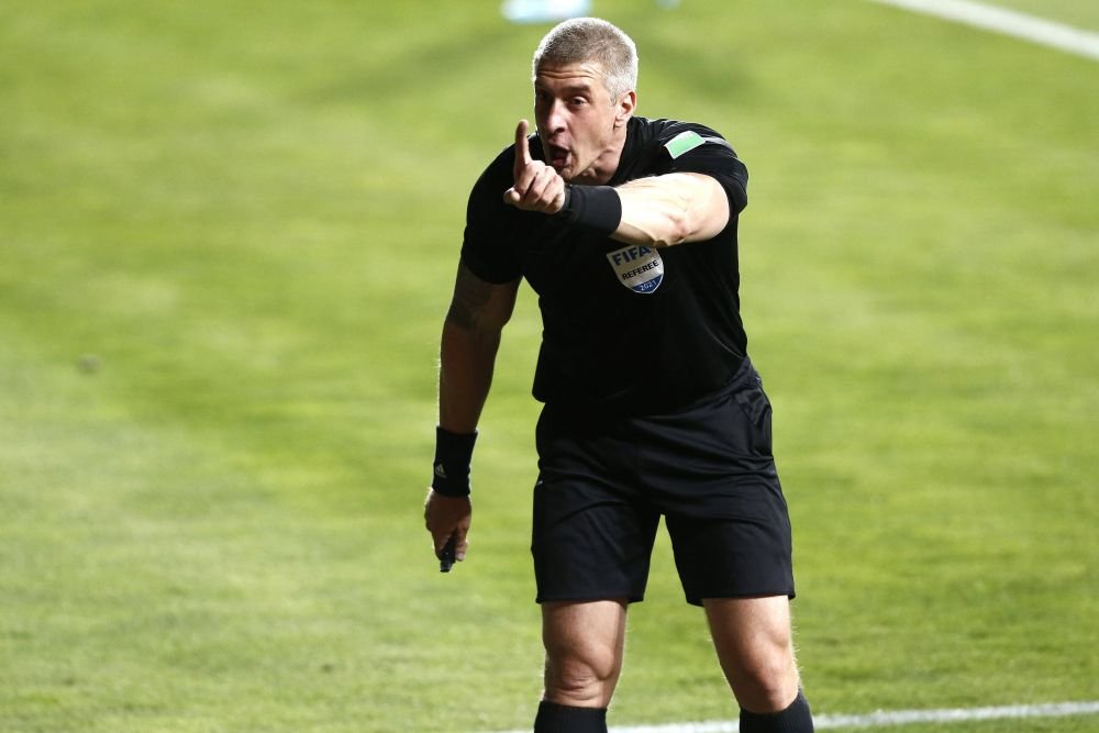 ”Dacă mi-ar da roșu, i-aș spune 'mulțumesc'”. Arbitrul ”bodybuilder” care a băgat spaima în fotbaliști_19