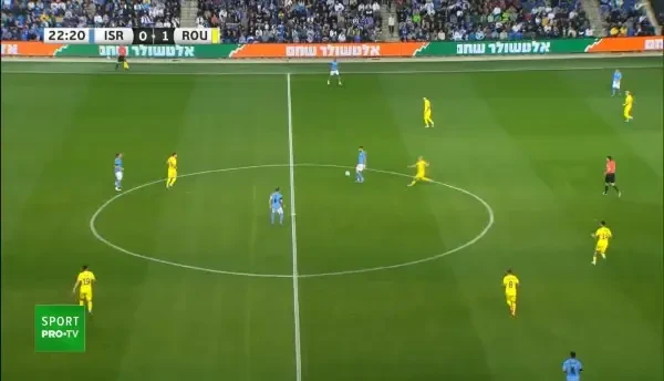 GOOOOOL ROM&Acirc;NIA! Chiricheș recuperează la jumătatea terenului, &icirc;l vede perfect pe Man &icirc;n dreapta, fotbalistul pătrunde &icirc;n careu și &icirc;nscrie cu un șut la colțul lung