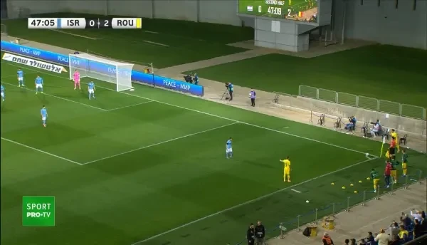 OCAZIE ROM&Acirc;NIA! Mihăilă centrează bine &icirc;n fața porții pentru Cristi Manea, care șutează din plonjon, dar portarul intervine bine