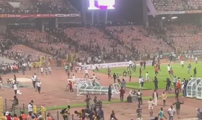 Imaginile momentului: mii de fani furioși au devastat stadionul, după ce țara lor a ratat calificarea la Mondial. Un oficial FIFA a murit!