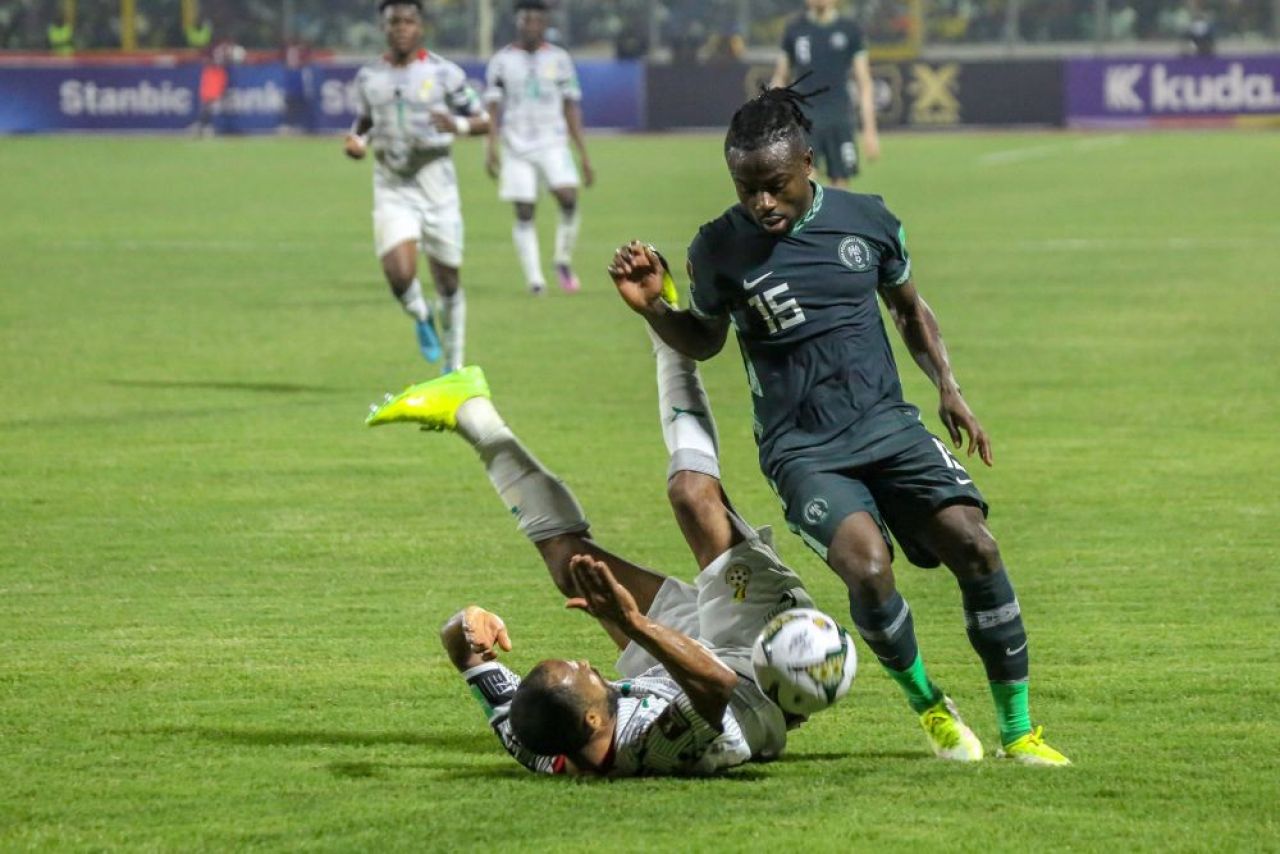 Imaginile momentului: mii de fani furioși au devastat stadionul, după ce țara lor a ratat calificarea la Mondial. Un oficial FIFA a murit!_2