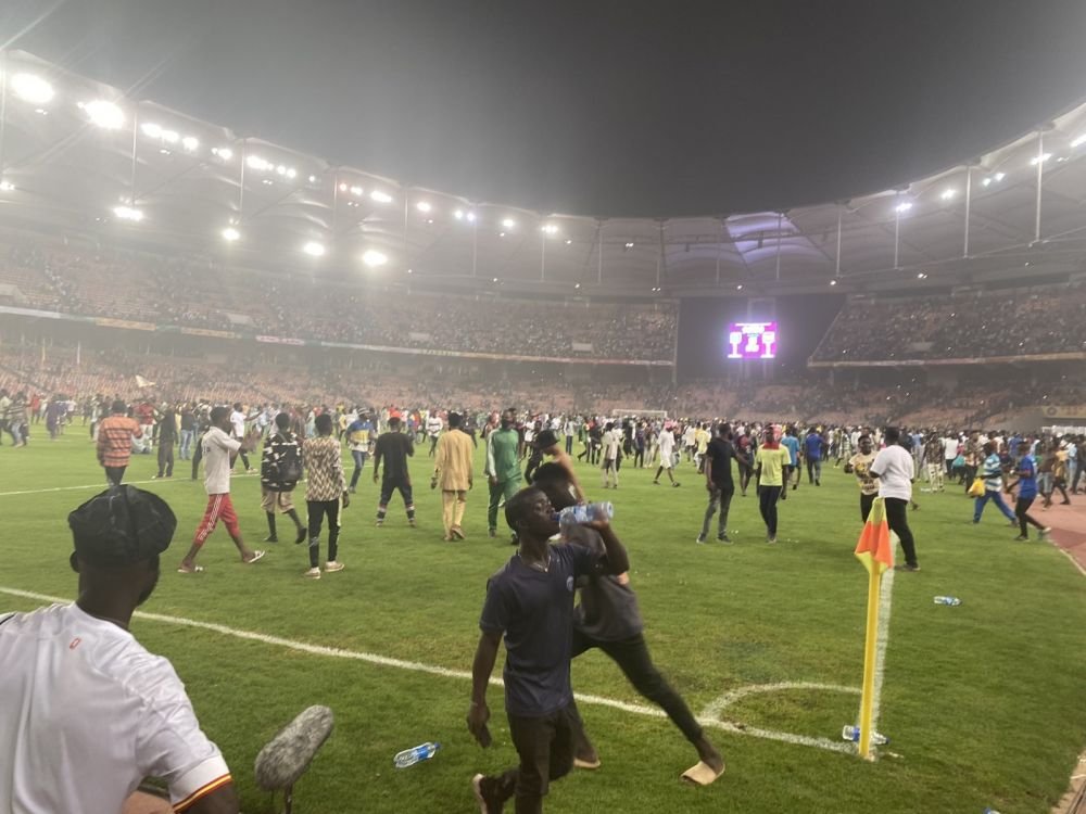 Imaginile momentului: mii de fani furioși au devastat stadionul, după ce țara lor a ratat calificarea la Mondial. Un oficial FIFA a murit!_8