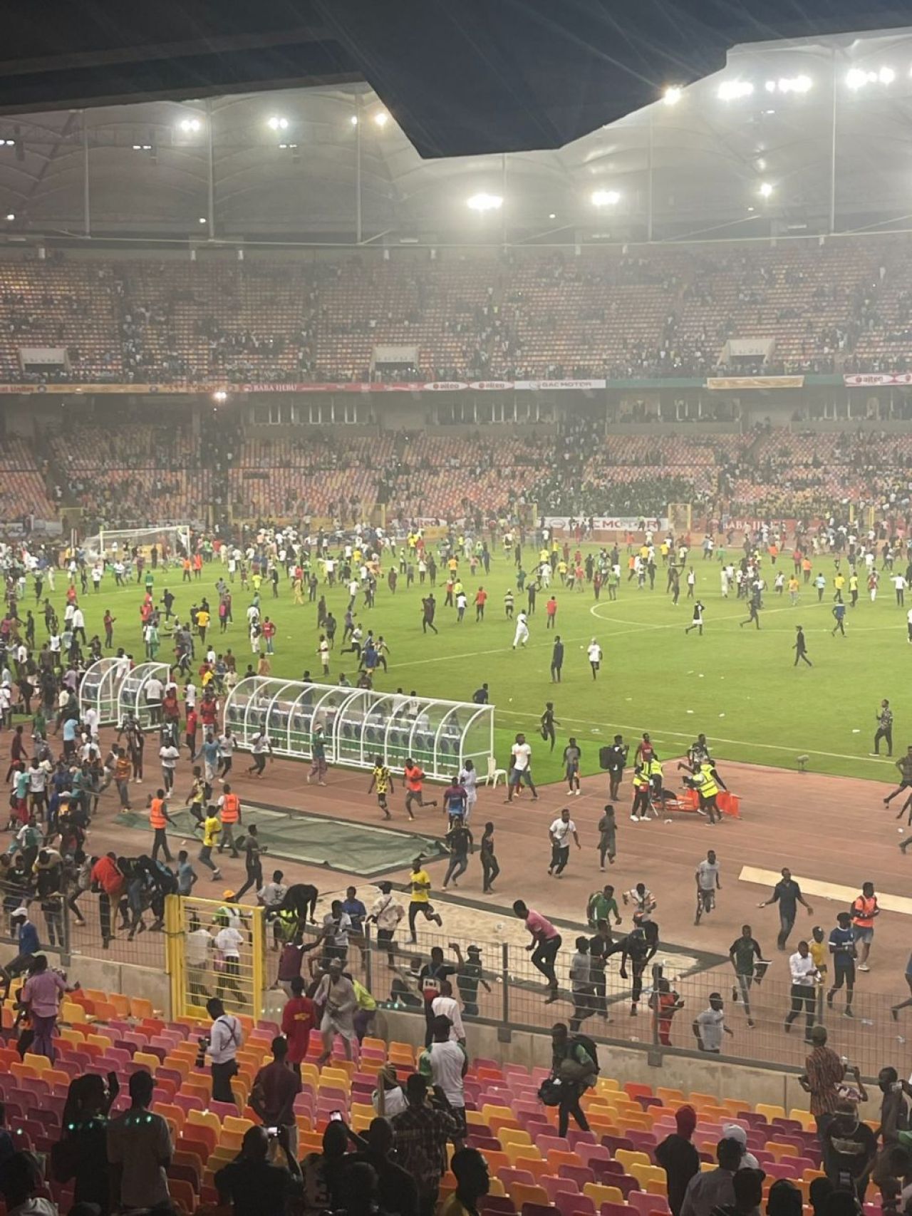 Imaginile momentului: mii de fani furioși au devastat stadionul, după ce țara lor a ratat calificarea la Mondial. Un oficial FIFA a murit!_9