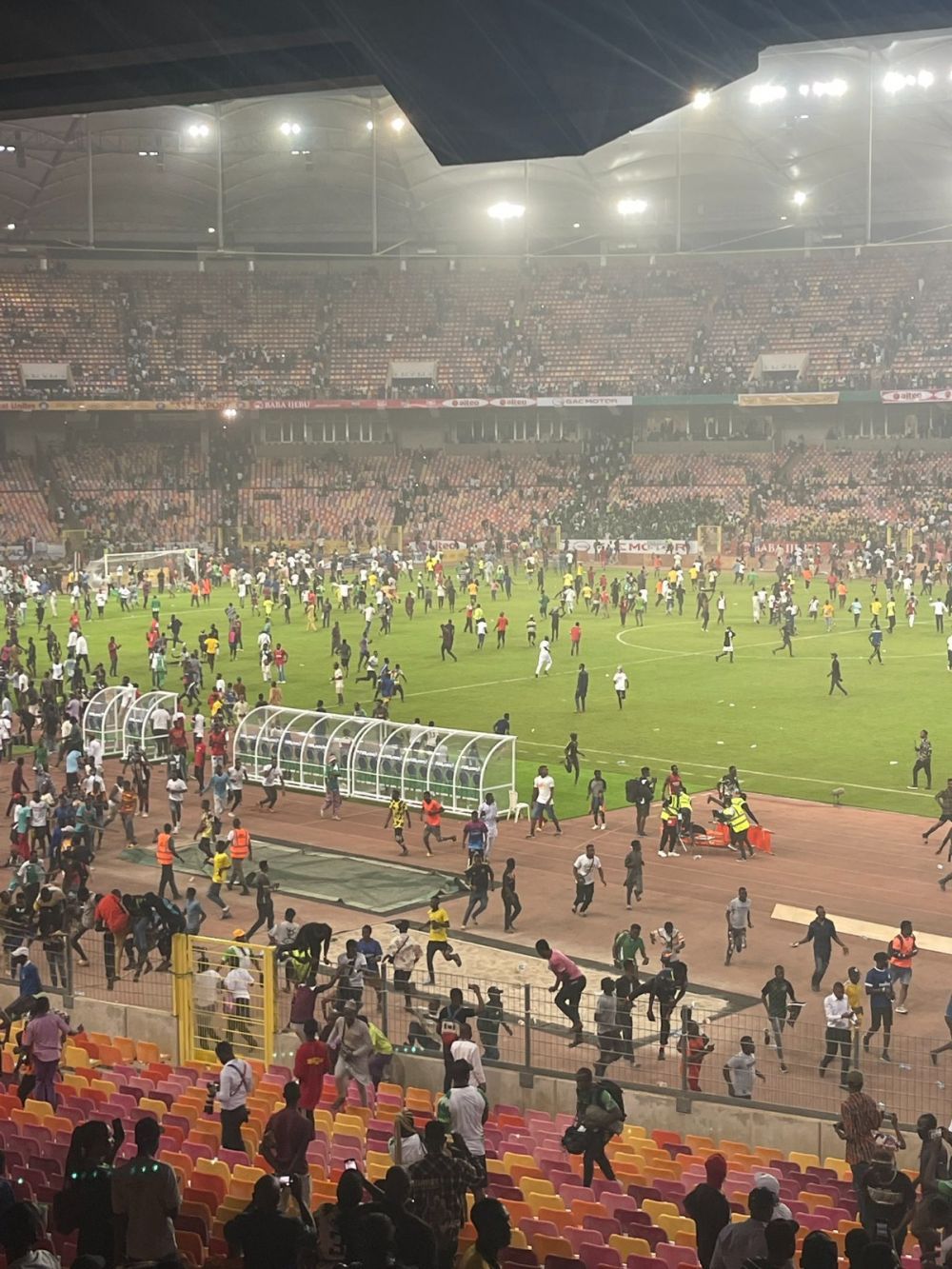 Imaginile momentului: mii de fani furioși au devastat stadionul, după ce țara lor a ratat calificarea la Mondial. Un oficial FIFA a murit!_9