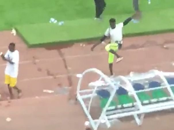 Imaginile momentului: mii de fani furioși au devastat stadionul, după ce țara lor a ratat calificarea la Mondial. Un oficial FIFA a murit!_12