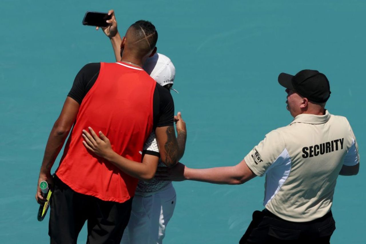 Faza zilei la Miami: Nick Kyrgios a oprit meciul ca să își facă poză cu un fan intrat pe teren. Kyrgios așteaptă „nota de plată” din partea ATP _10