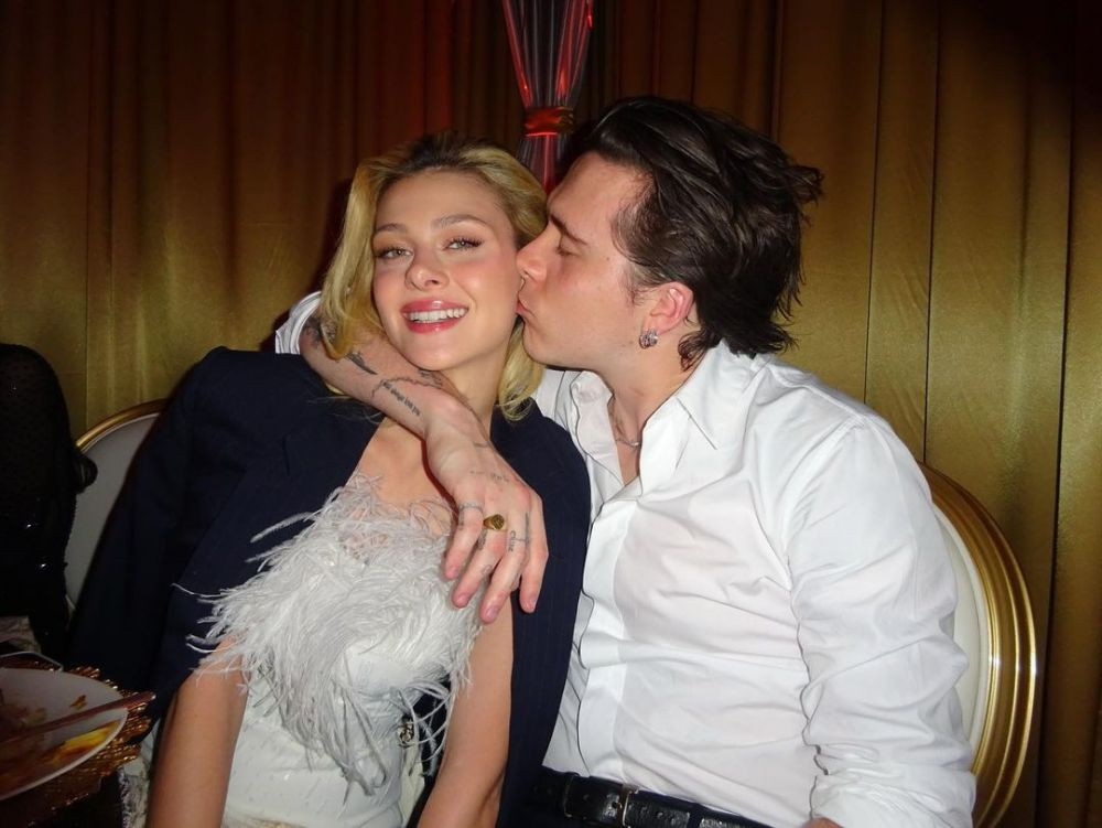 Decizia cu care Meghan și Harry &icirc;i pot &icirc;nfuria pe cei din Familia Regală! Nu au mers la memorialul Prințului Philip, dar se pregătesc să participe la nunta fiului lui Beckham&nbsp;