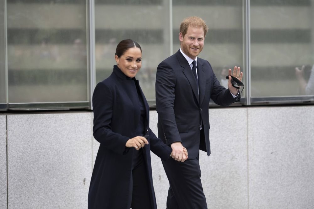 Decizia cu care Meghan și Harry îi pot înfuria pe cei din Familia Regală! Nu au mers la memorialul Prințului Philip, dar se pregătesc să participe la nunta fiului lui Beckham _13
