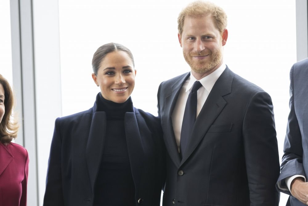 Decizia cu care Meghan și Harry îi pot înfuria pe cei din Familia Regală! Nu au mers la memorialul Prințului Philip, dar se pregătesc să participe la nunta fiului lui Beckham _14