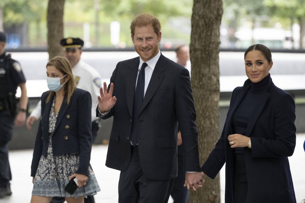 Decizia cu care Meghan și Harry îi pot înfuria pe cei din Familia Regală! Nu au mers la memorialul Prințului Philip, dar se pregătesc să participe la nunta fiului lui Beckham _15