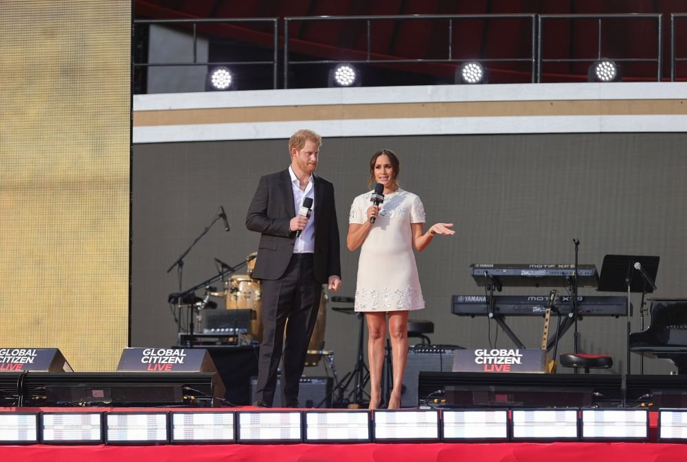 Decizia cu care Meghan și Harry îi pot înfuria pe cei din Familia Regală! Nu au mers la memorialul Prințului Philip, dar se pregătesc să participe la nunta fiului lui Beckham _16